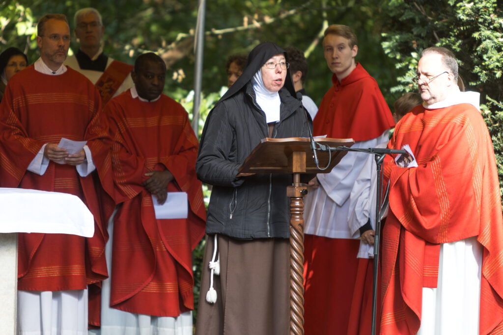 Sr. Fidelis liest die Fürbitten beim Gottesdienst auf Kloster Lage