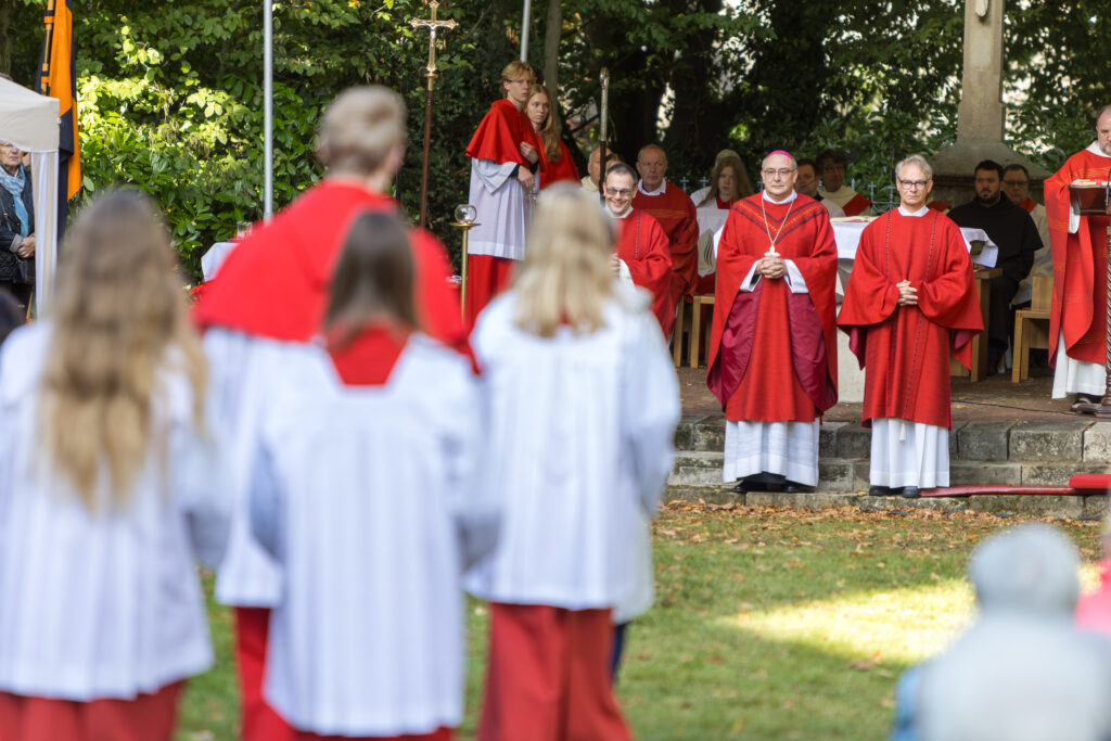 Prozession zur Gabenbereitung beim Gottesdienst auf Kloster Lage