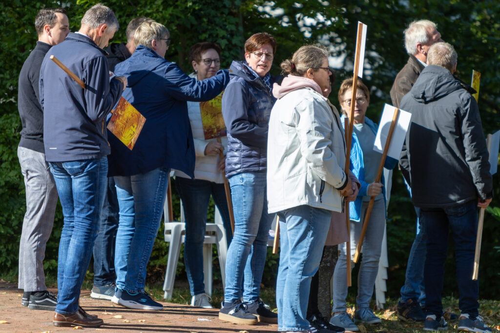 Helferinnen und Helfer beim Gottesdienst auf Kloster Lage