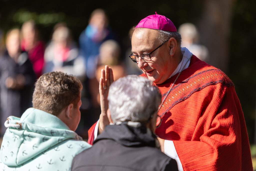Krankensegen von Bischof Dominicus beim Gottesdienst der Krankenwallfahrt auf Kloster Lage