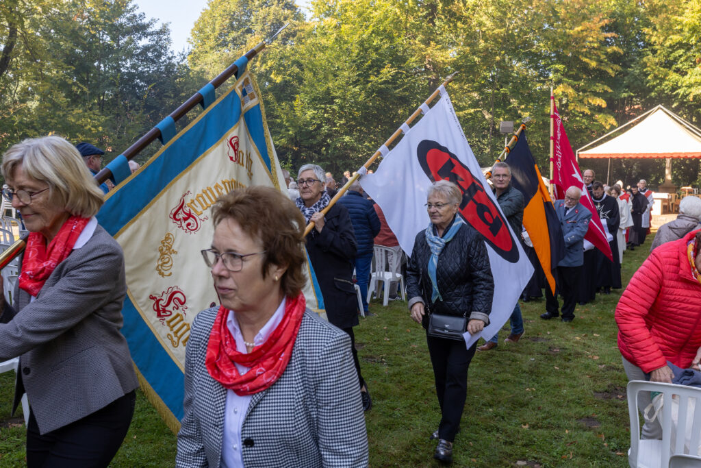 Wallfahrt Lage_Rieste - Bannerabordnung zum Auszug