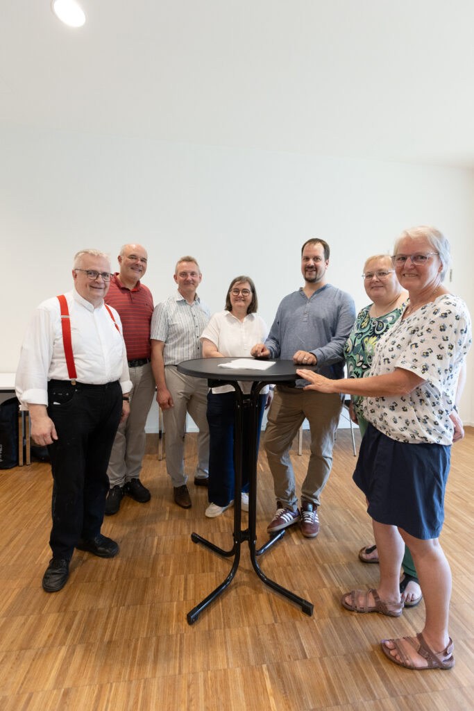 Nach der Unterzeichnung der Abschlussvereinbarung (von links) Peter Grundwaldt, stellvertretender Dechant, Joachim Kieslich, Dechant, Stephan Unland, Bischöfliches Personalreferat, Karin Vornhülz, Abteilung Kirchengemeinden, Simon Fübekker, Referat Gemeindeentwicklung und Organisationsberatung, Anke Lührsen, Steuerungsgruppe, Jutta Sievers, Dekanatsreferentin.