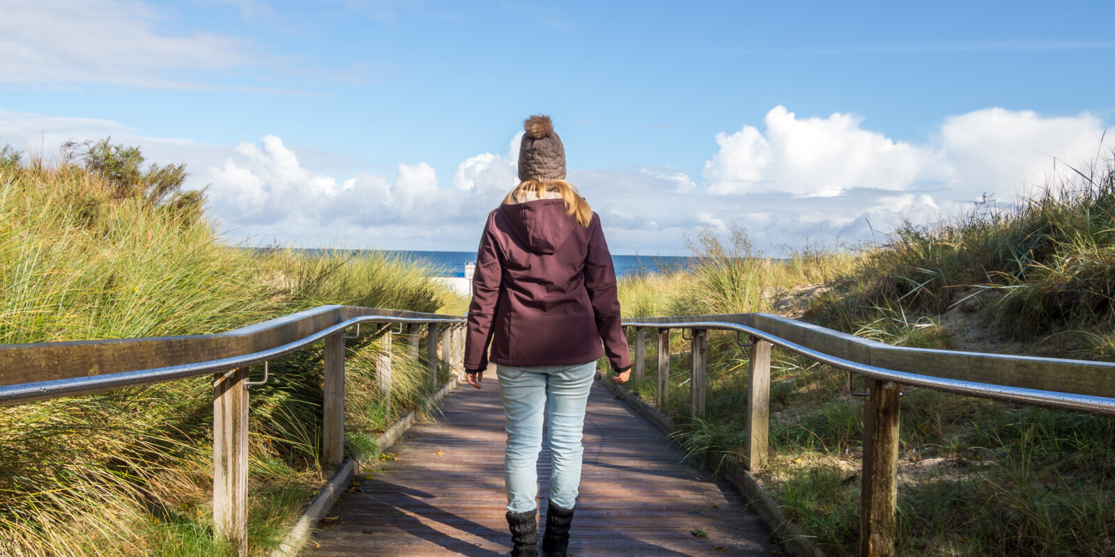 Frau auf einem Holzweg