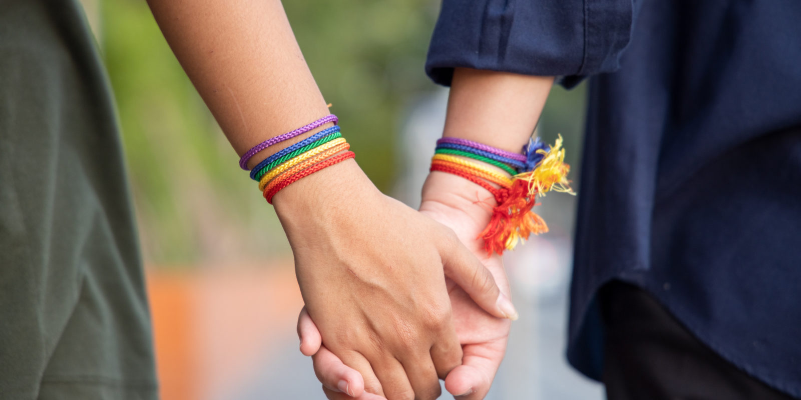 Hände halten mit Regenbogen