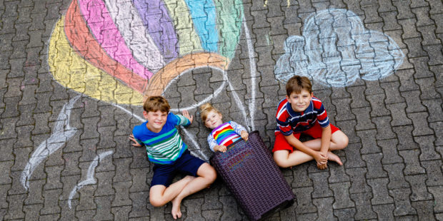 Kinder malen mit Kreide
