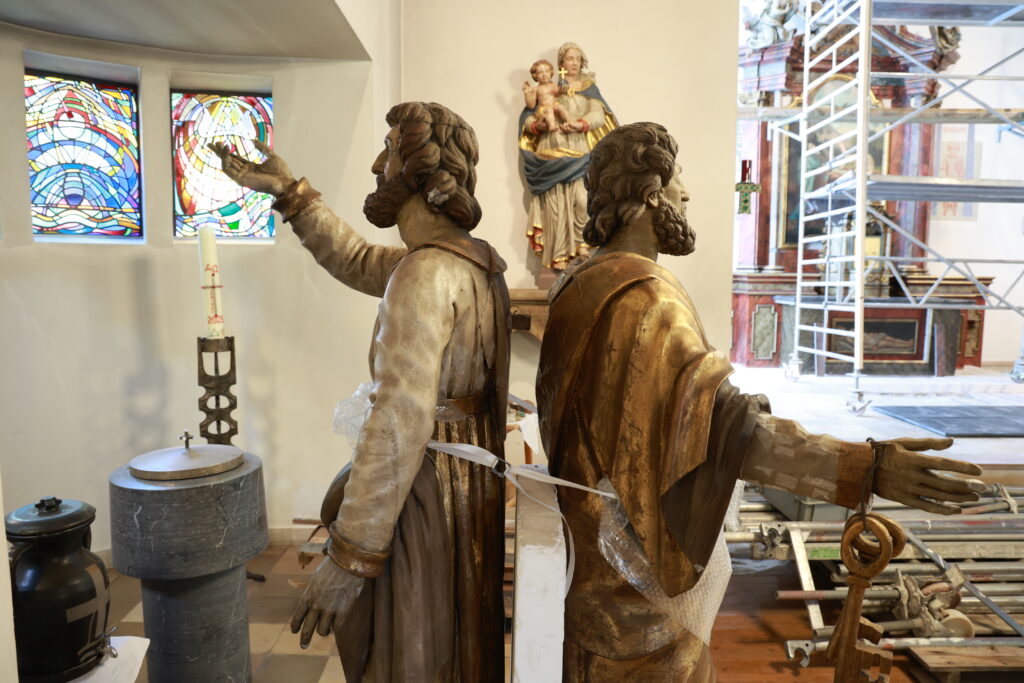 Petrus und Paulus warten noch auf ihren endgültigen Platz auf dem Altar in Lathen-Wahn