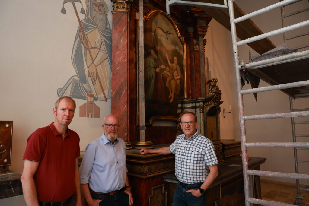 Vor dem neuen alten Hochaltar: (von links) Christian Griep-Raming (Pfarrbeauftragter), Norbert Holtermann (Vorsitzender Heimatverein) und Helmut Fischer (Vorsitzender Kirchenvorstand).