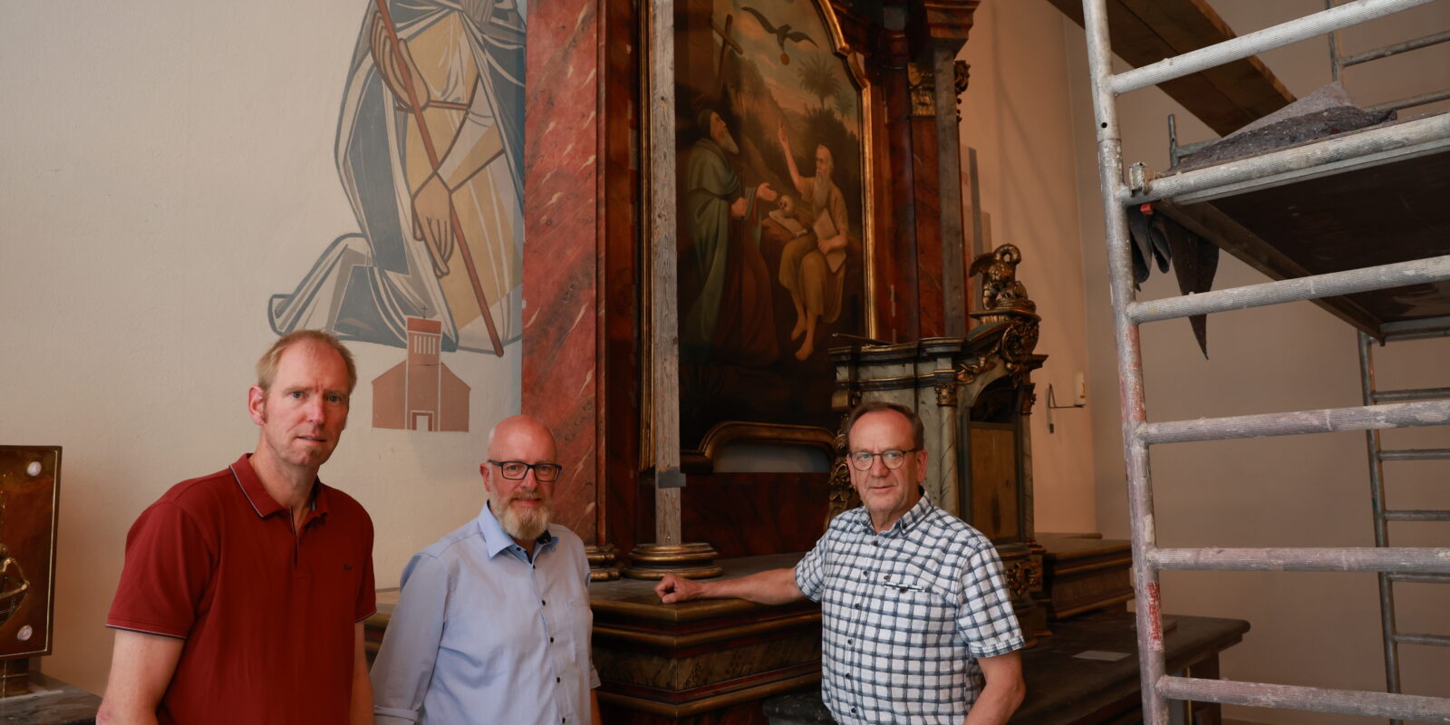 Vor dem neuen alten Hochaltar: (von links) Christian Griep-Raming (Pfarrbeauftragter), Norbert Holstermann (Vorsitzender Heimatverein) und Helmut Fischer (Vorsitzender Kirchenvorstand).