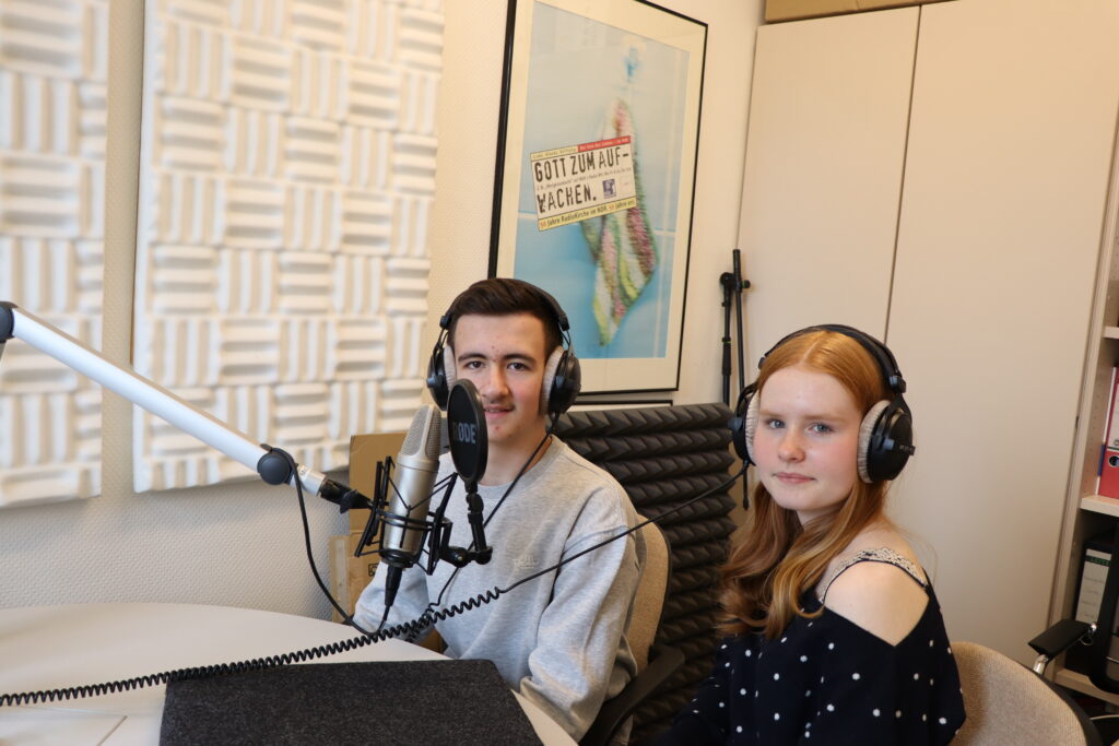 Jugendlicher und Jugendliche im Podcast-Studio
