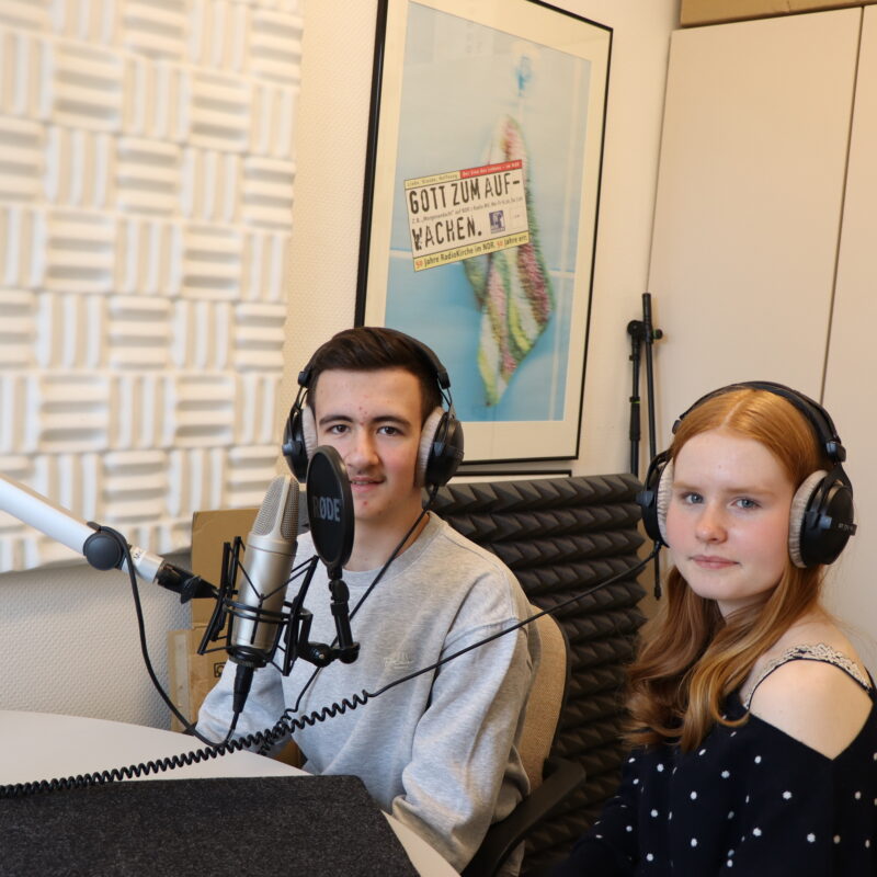 Jugendlicher und Jugendliche im Podcast-Studio