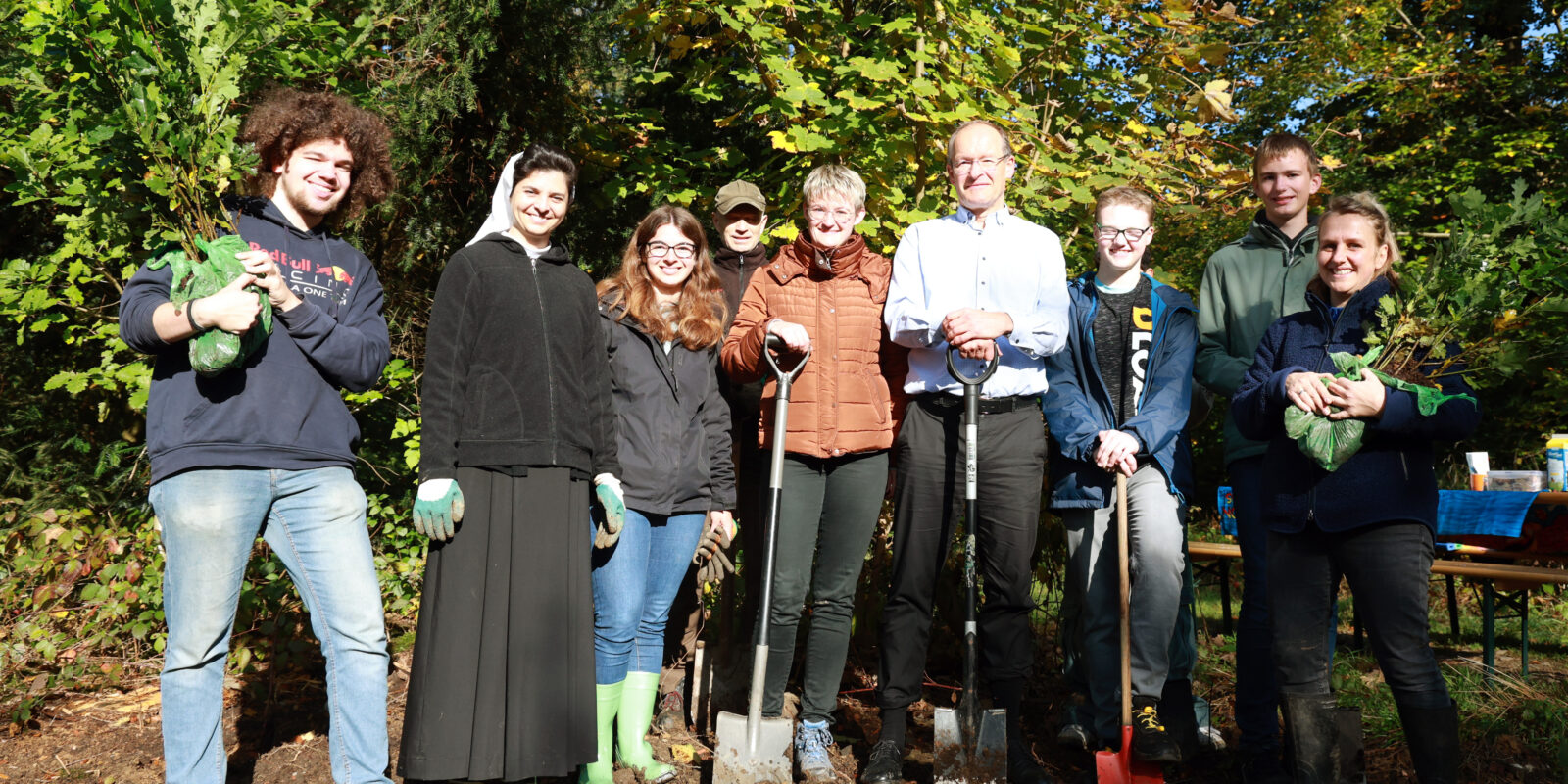 Baumpflanz-Aktion im Rahmen der Missio-Kampagne 2024 in Rulle unter anderem mit Schwester Veronika (zweite von rechts) von den Salomonen-Inseln und Generalvikar Ulrich Beckwermert.