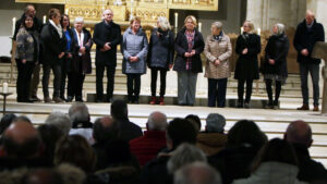 Beauftragungsfeier der Taufspenderinnen und Taufspender am 24. November im Osnabrücker Dom - die neue außerordentlichen Taufspenderinnen und Taufspender