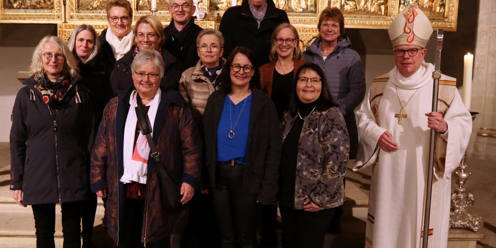 Beauftragungsfeier der Taufspenderinnen und Taufspender am 24. November im Osnabrücker Dom - die neuen Taufspenderinnen und Taufspender mit Weihbischof Johannes Wübbe (rechts)