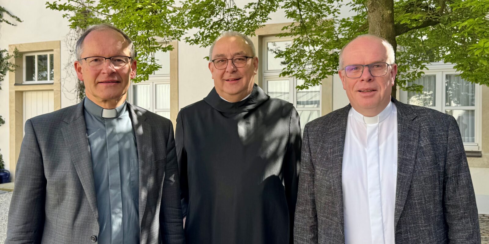 Bischof Dominicus Meier OSB (Mitte) mit dem künftigen Generalvikar Weihbischof Johannes Wübbe (rechts) und dem künftigen Bischöflichen Visitator und Bischofsvikar für gesellschaftliche und kulturelle Fragen, Ulrich Beckwermert.