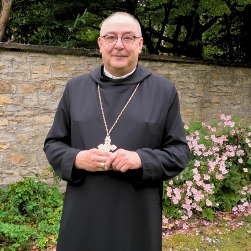 Bischof Dominicus in seinem Garten vor einer Mauer