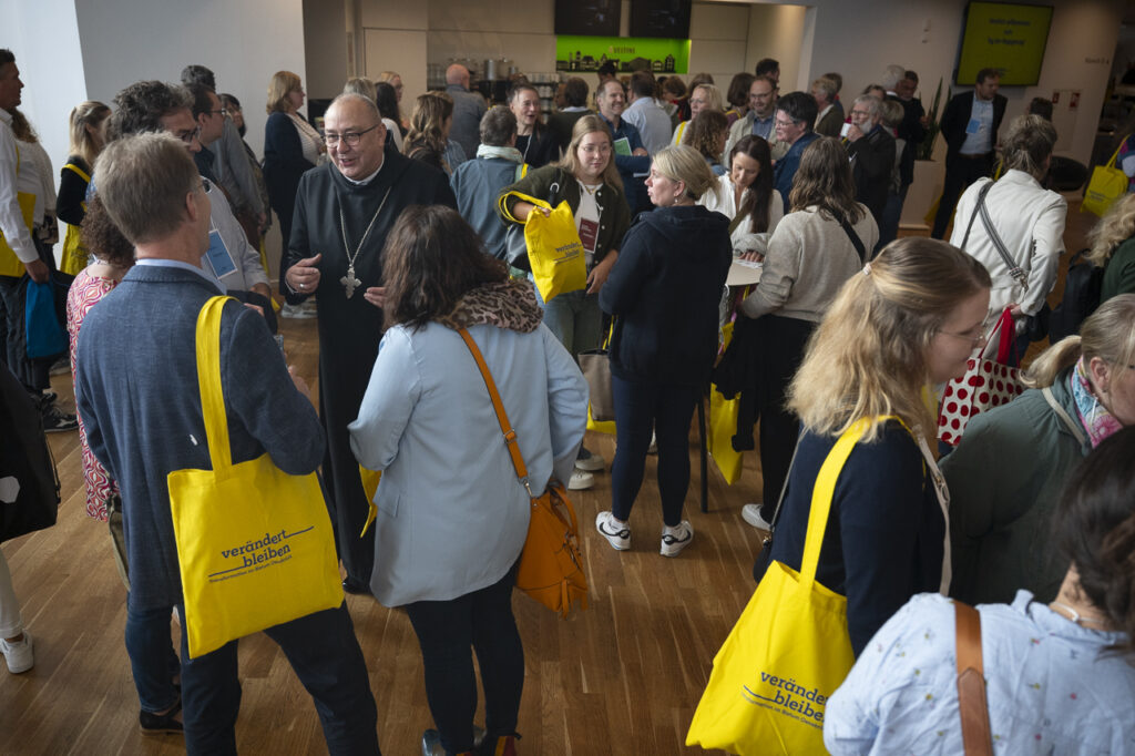 Menschen beim Tag der Begegnung im Bistum Osnabrück