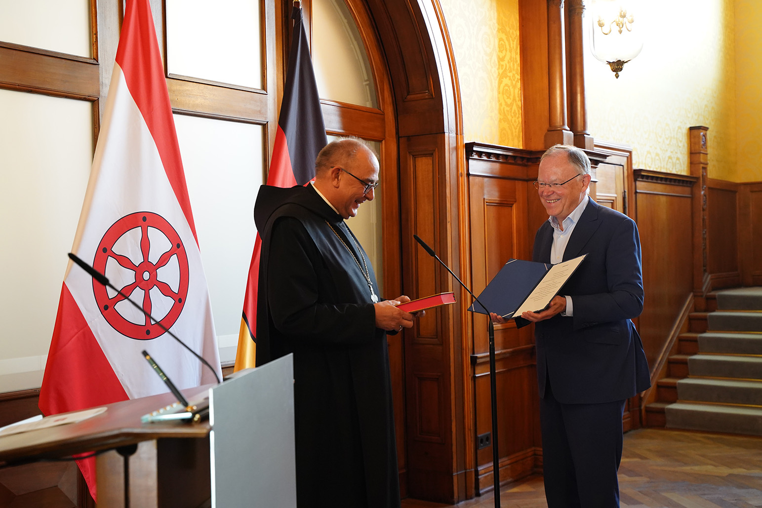 Ministerpräsident Stephan Weil mit Bischof Dominicus bei dessen Eidesleistung in der Staatskanzlei Niedersachsen