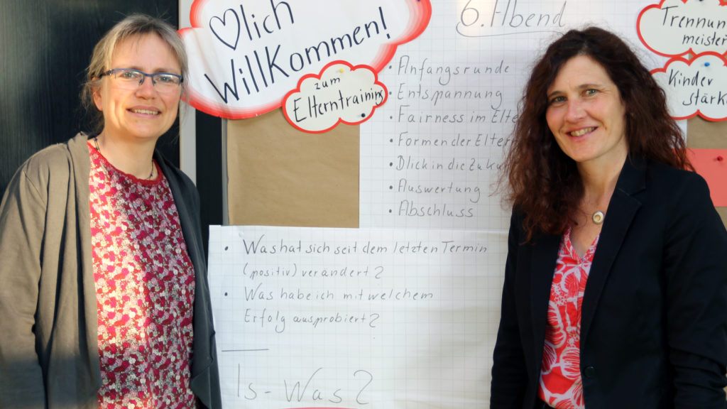 Die Kursleiterinnen des Elterntrainings Inge Zumsande und Helga Hettlich vor einer Pinnwand
