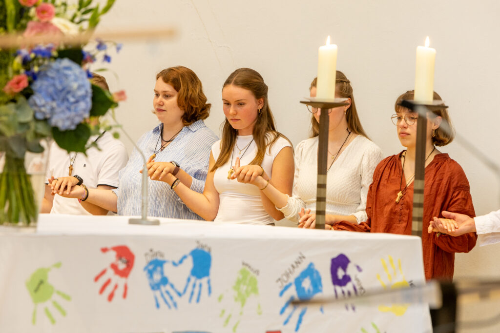 Teilnehmende des Freiwilligendienstes im Ausland (FDA) beten das Vaterunser im Aussendungsgottesdienst
