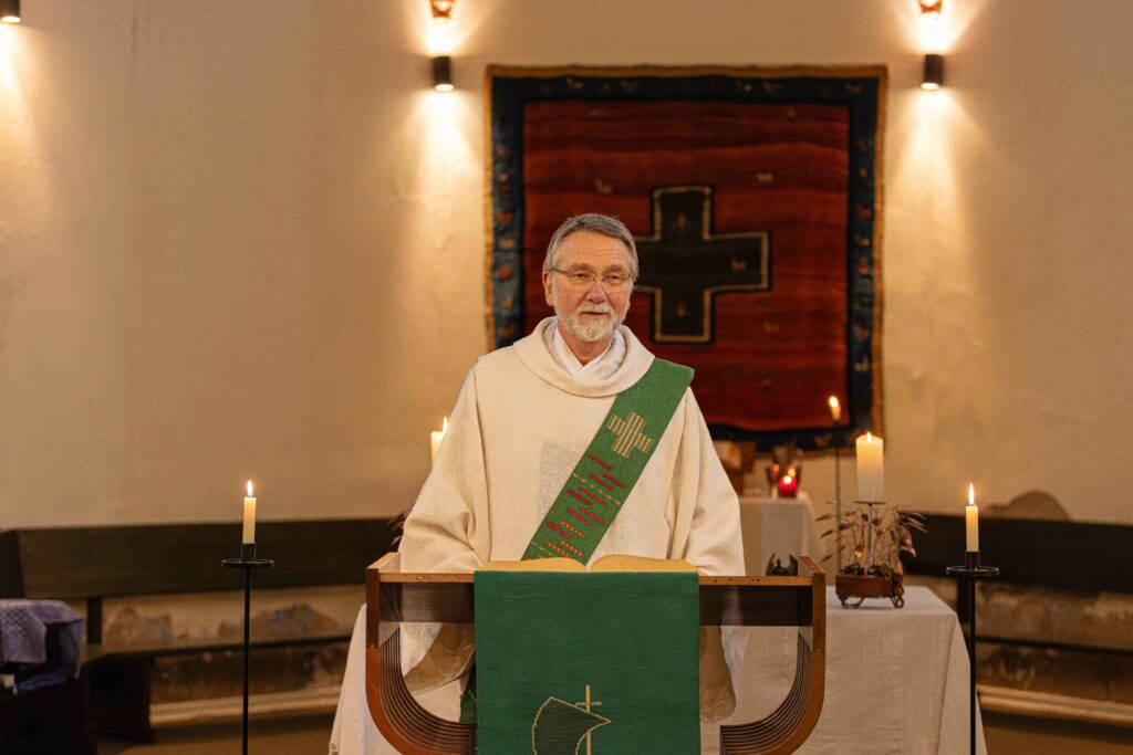 Mit dem Gefängnisseelsorger kann man über alles reden: Diakon Richard Goritzka in der Kapelle der JVA in Bremen.