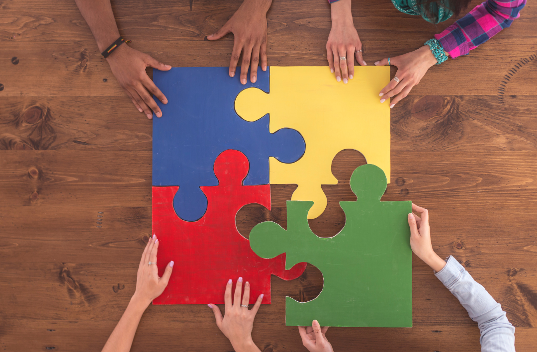 Ein Puzzle bestehend auf vier Teilen