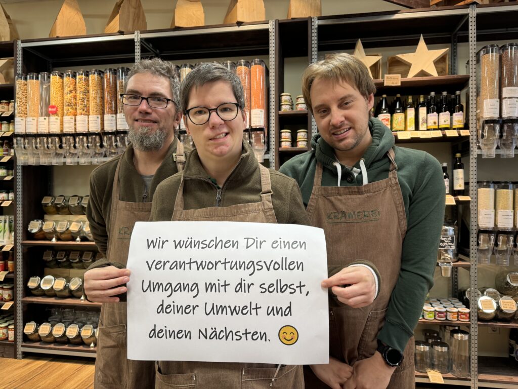 Mirko Böhm, Ina Wysotzki und Martin Lange – Mitarbeiter*innen der Vitus-WfbM/Krämerei mit Wunsch für den Adventskalender