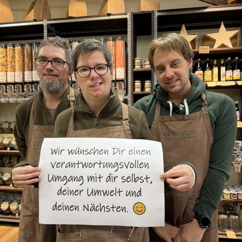 Mirko Böhm, Ina Wysotzki und Martin Lange – Mitarbeiter*innen der Vitus-WfbM/Krämerei mit Wunsch für den Adventskalender