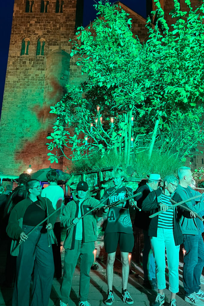 Kunst-Performance zu ein Stück Holz bei der Kulturnacht Osnabrück