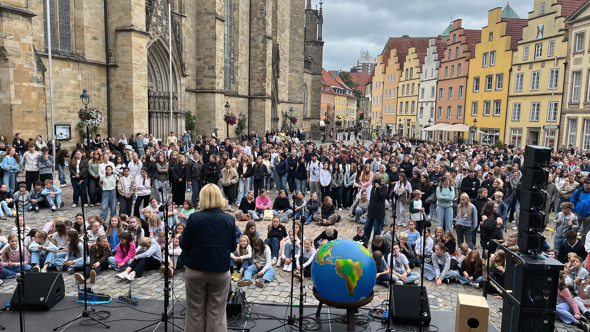 Viele Schüler auf dem Osnabrücker Marktplatz
