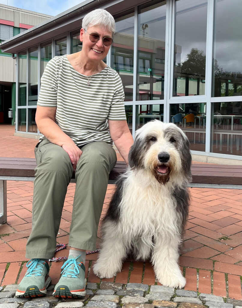 Schulhund Tully vor der Tomas-Morus-Schule Osnabrück