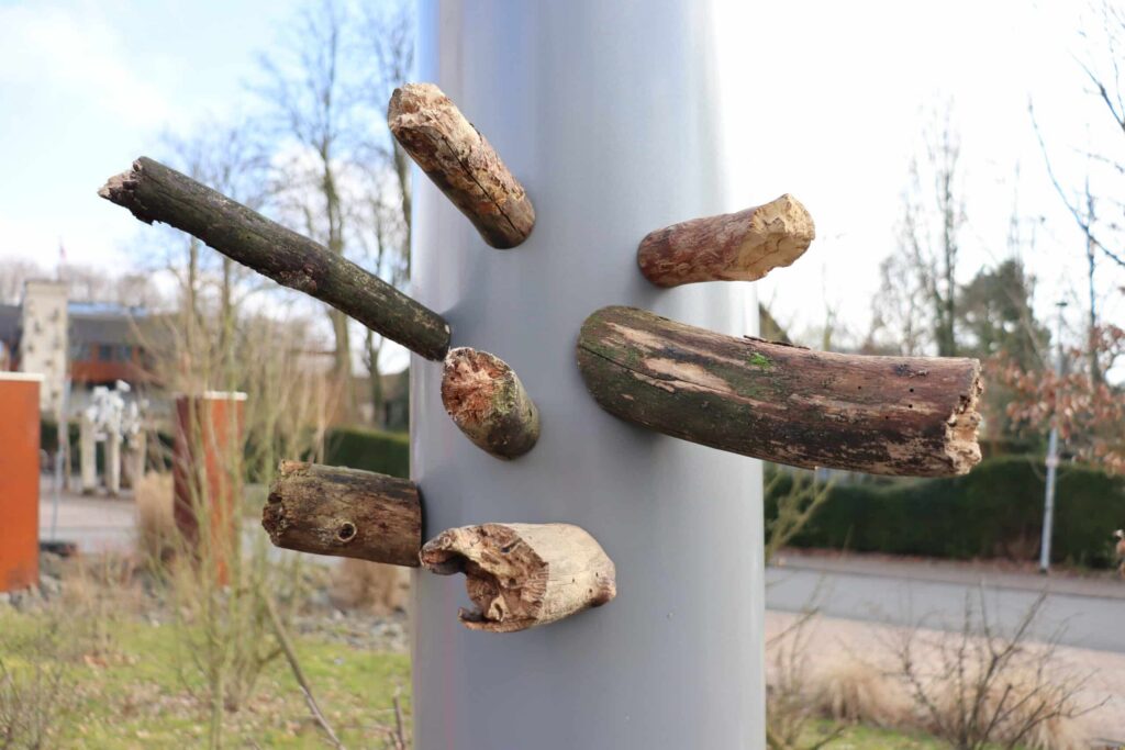 Holz-Stücke an einem Laternenpfahl