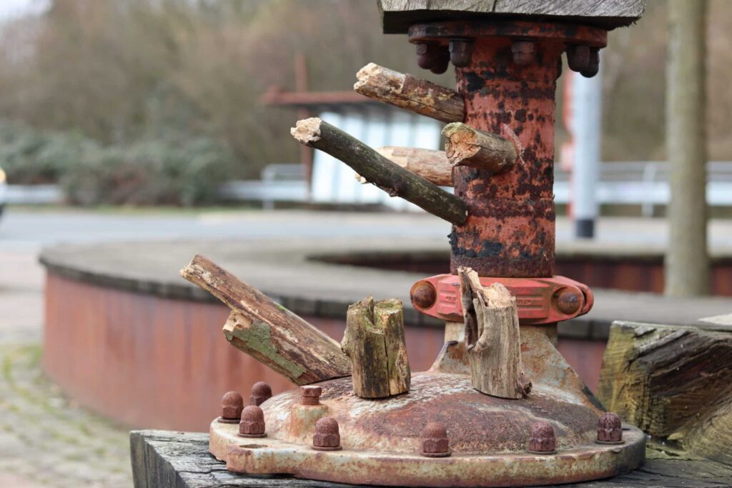 Holzstücke an einem Pfosten