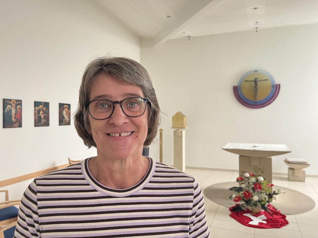 Monika Wilker in der Kapelle des Altenpflegeheims Haus St. Michael in Ostercappeln