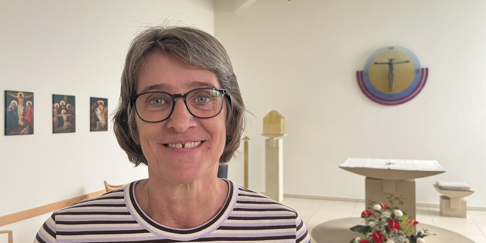 Monika Wilker in der Kapelle des Altenpflegeheims Haus St. Michael in Ostercappeln