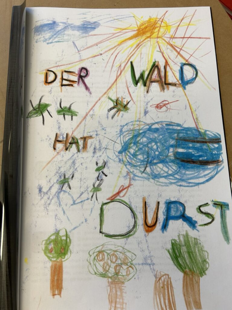 Unter anderem mit diesem Buch bekam das Haus für Kinder und Familien St. Michael in Papenburg für sein Ebenfalls auf den ersten Platz kam das Projekt „Kleine Klimahelden – Kinder erleben den Klimawandel im Wald“ den Umweltpreis.