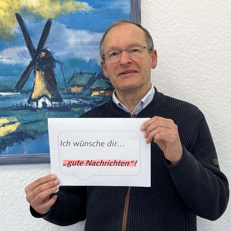 Generalvikar Ulrich Beckwermert mit Wunsch für den Adventskalender 2024