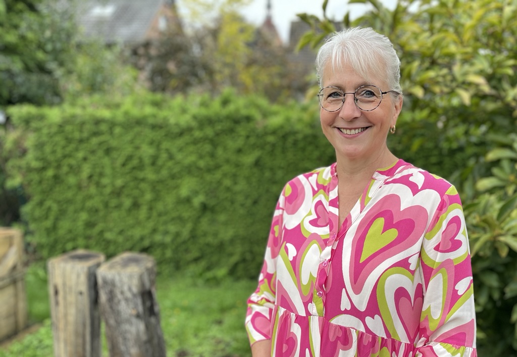 Annegret Krampe in einem Garten