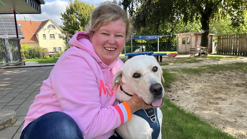 Balu und Kerstin Riese auf einem Spielplatz