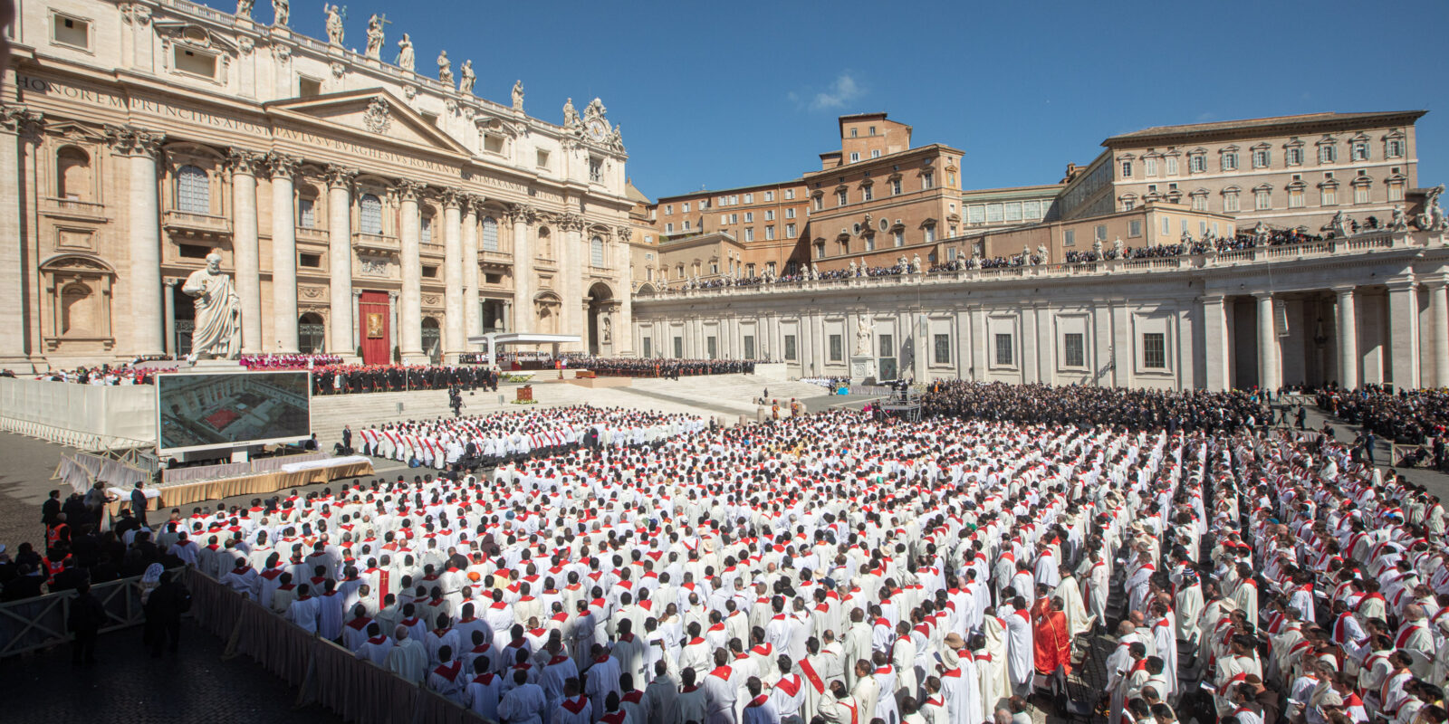 Die Trauermesse für Papst Franziskus auf dem Petersplatz in Rom am 26. April 2025