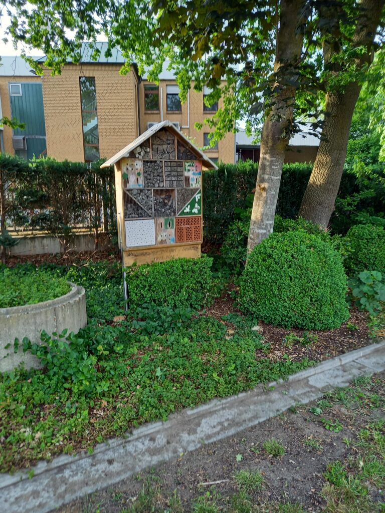 Das Insektenhotel an der St. Servatiuskirche in Beesten.