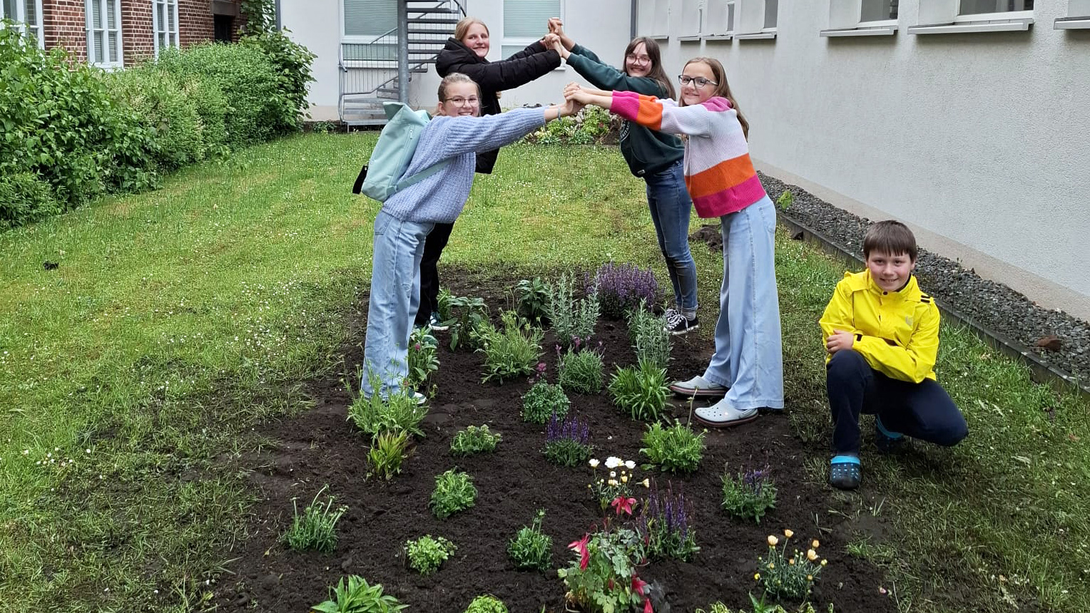 Die Lichterkinder aus Quakenbrück im Garten beim Franziskushaus
