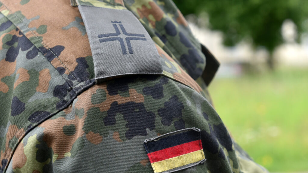 Militärseelsorger sind an dem Kreuz auf den Schulterklappen zu erkennen.