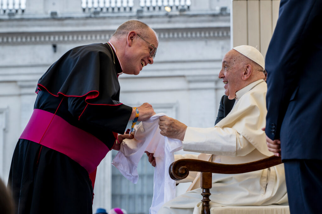 Weihbischof Johannes Wübbe trifft bei der Ministrantenwallfahrt Papst Franziskus