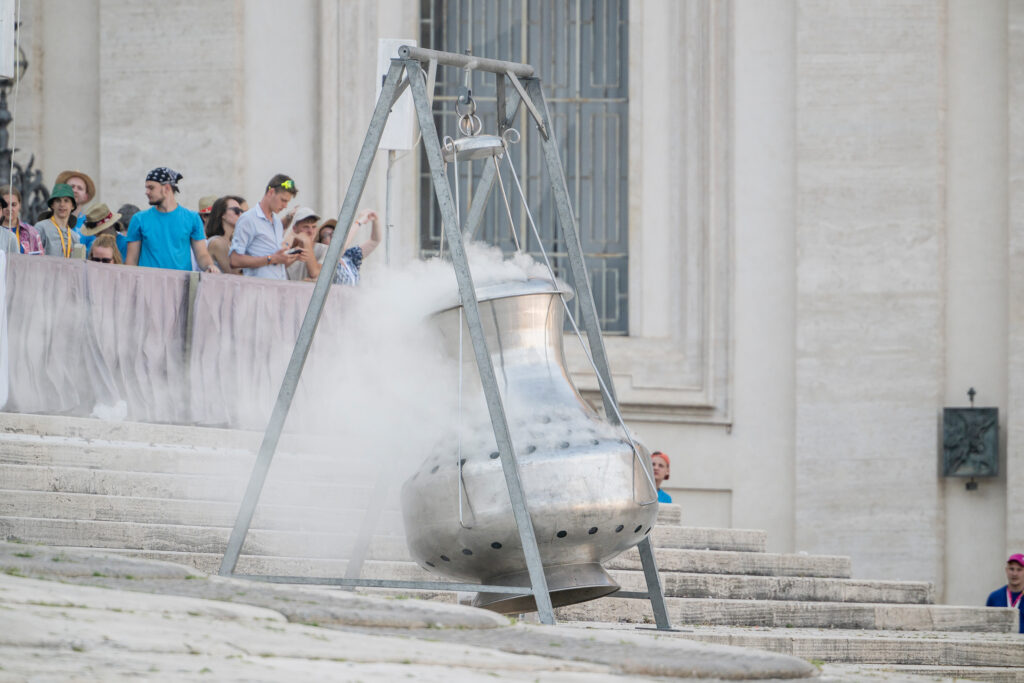 Das größte Weihrauchfass der Welt schwang auch auf dem Petersplatz bei der Romwallfahrt der Ministranten 2024