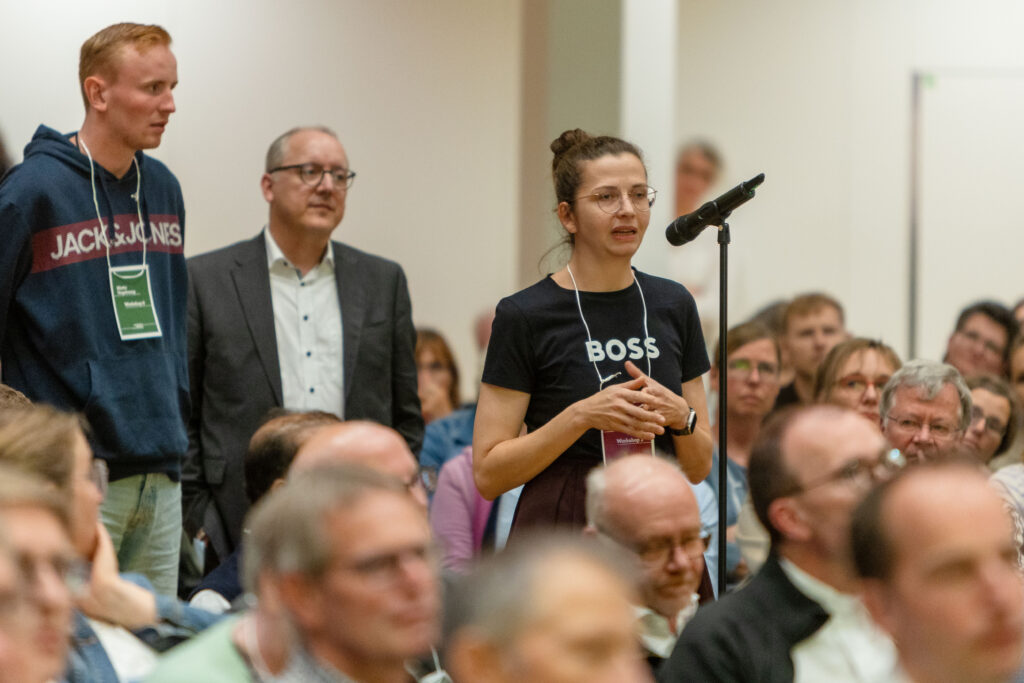 Natalia Löster am Mikrofon beim Tag der Begegnung im Bistum Osnabrück