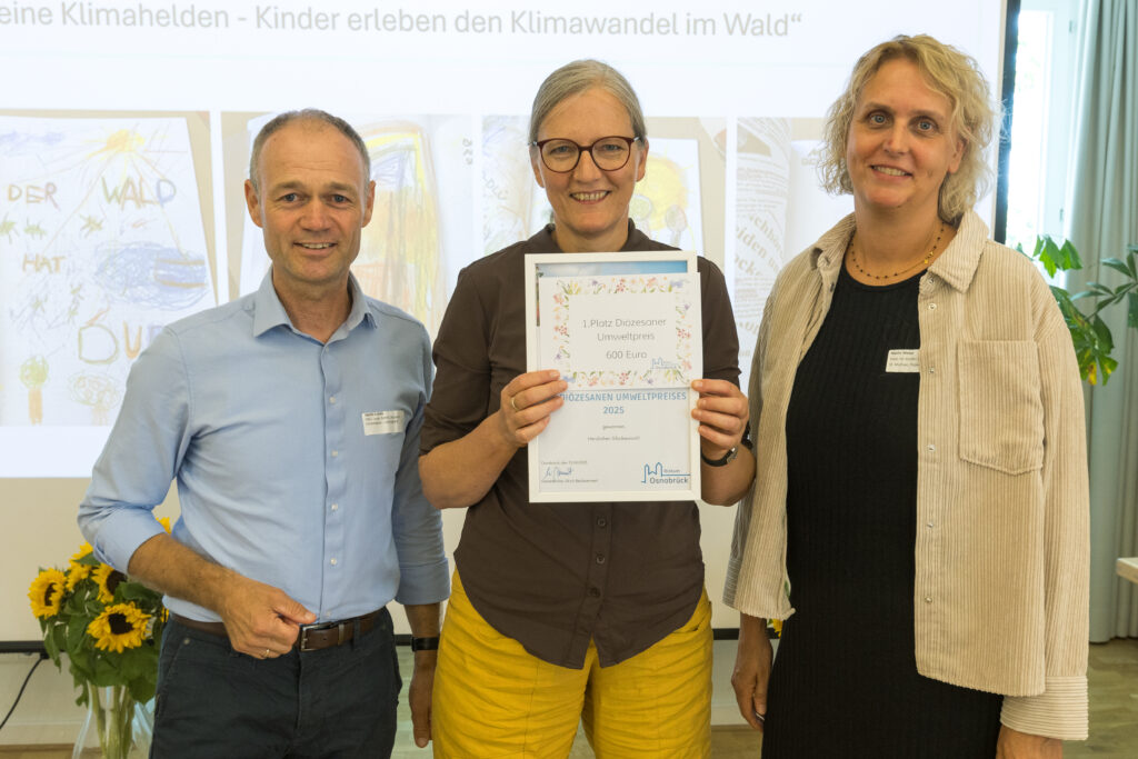 Silvia Gerbrand (Mitte) und Marlis Weber (Haus für Kinder und Familien St. Michael, Papenburg) wurden für das Projekt „Kleine Klimahelden – Kinder erleben den Klimawandel im Wald“ mit dem Umweltpreis des Bistums Osnabrück ausgezeichnet. Links Jurymitglied Martin Schulte.