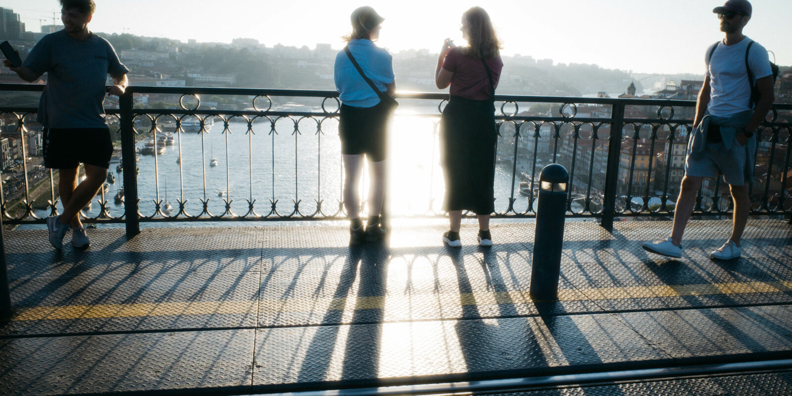 Pilgernde auf einer Brücke