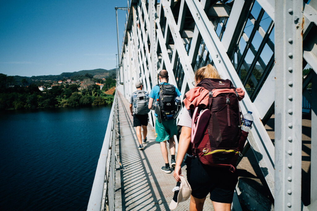 Pilgernde auf einer Brücke