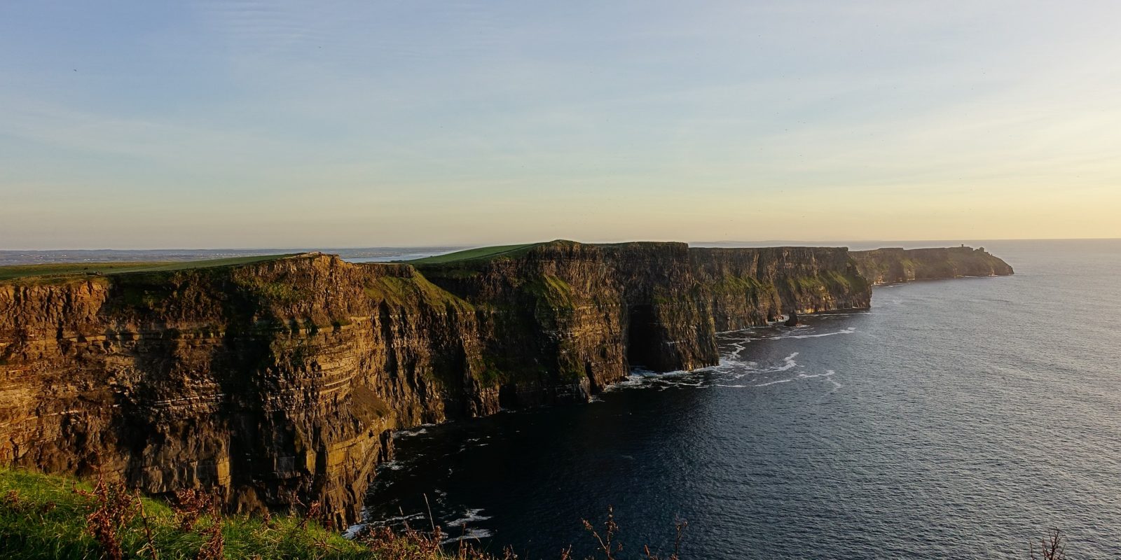 Blick auf die Cliffs of Moher in Irland