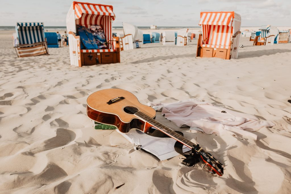 Gitarre am Strand